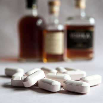 Алкоголь и препараты на столе